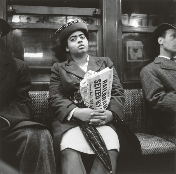 Mujer sujetando un periódico, Nueva York © Louis Stettner Estate