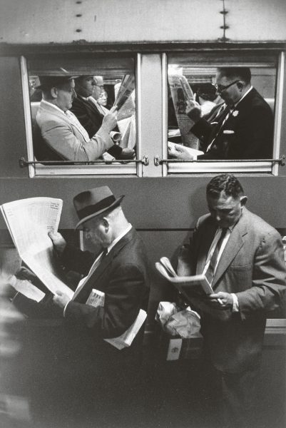 Volviendo del trabajo en el tren de la tarde, Penn Station, Nueva York © Louis Stettner Estate