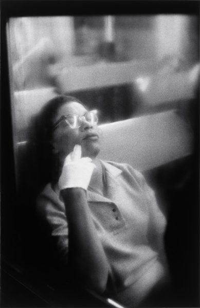 Mujer con guante blanco, Penn Station, Nueva York © Louis Stettner Estate