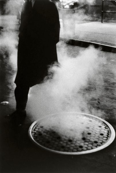 Tapa de alcantarilla, Times Square, Nueva York © Louis Stettner Estate