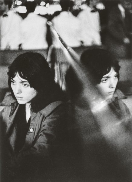 Nancy escuchando jazz, Greenwich Village, Nueva York © Louis Stettner Estate