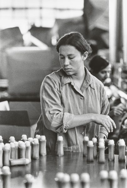 Trabajadora en cadena de montaje, Nueva York © Louis Stettner Estate