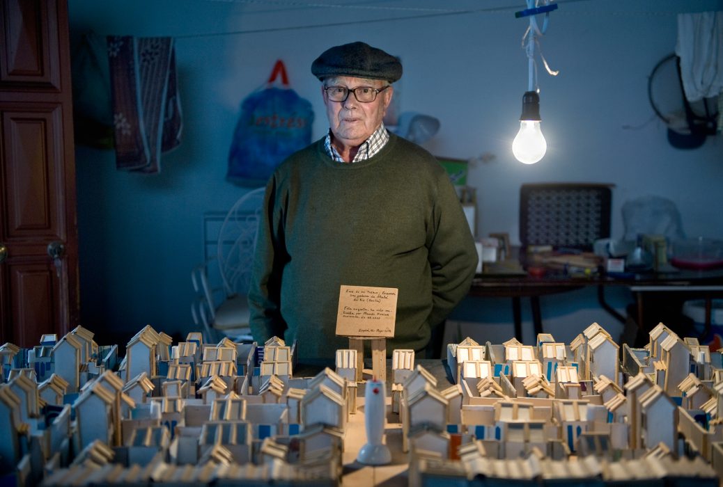 Colono con su maqueta del pueblo. Esquivel (Sevilla). 2016  © Ana Amado/ Andrés Patiño