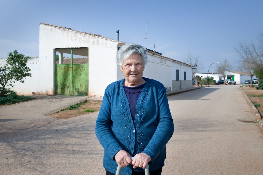 Colona delante de su vivienda. Miralerío (Jaén). 2016  © Ana Amado/ Andrés Patiño