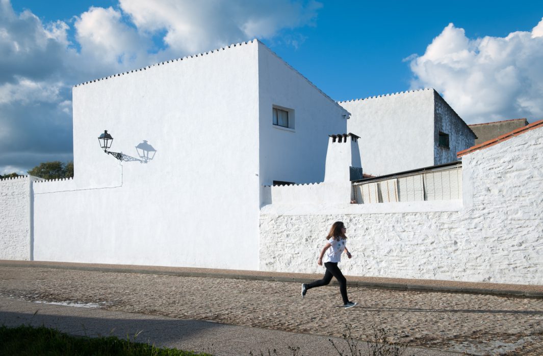 Calle de Vegaviana (Cáceres). 2016. Arquitecto: José Luis Fernández del Amo.  © Ana Amado y Andrés Patiño