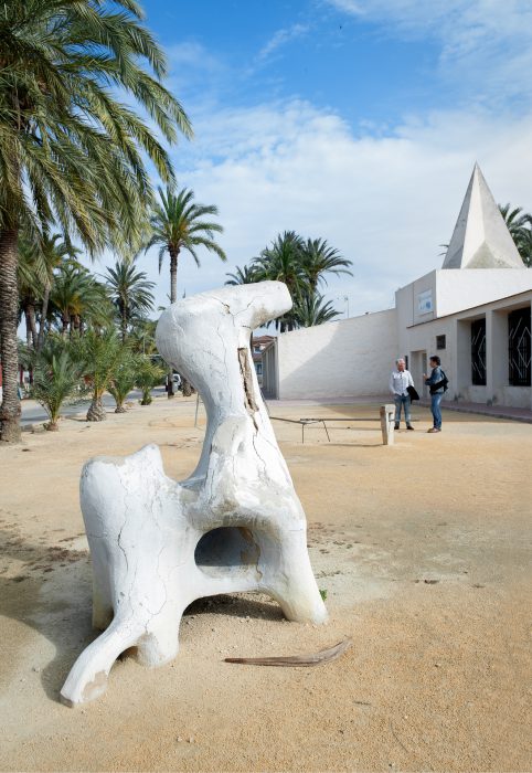 Escultura de Pablo Serrano y baptisterio de la iglesia de San Isidro (Alicante). 2016.  © Ana Amado y Andrés Patiño