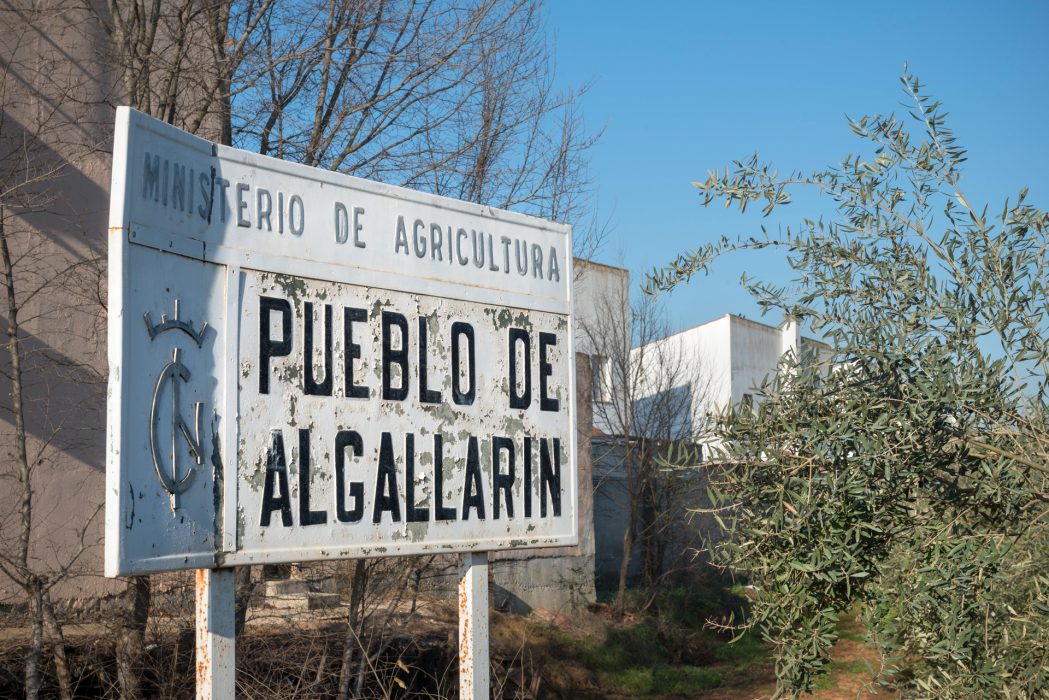 Cartel de entrada al pueblo. Algallarín (Córdoba). 2023.  © Ana Amado y Andrés Patiño