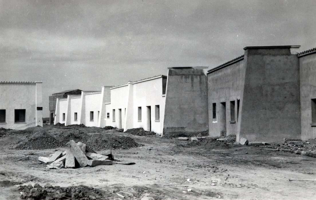 Construcción de viviendas en Gévora (Badajoz). S/f. Arquitecto: Carlos Arniches.  Autor y fecha desconocidos. © Archivo MAGRAMA