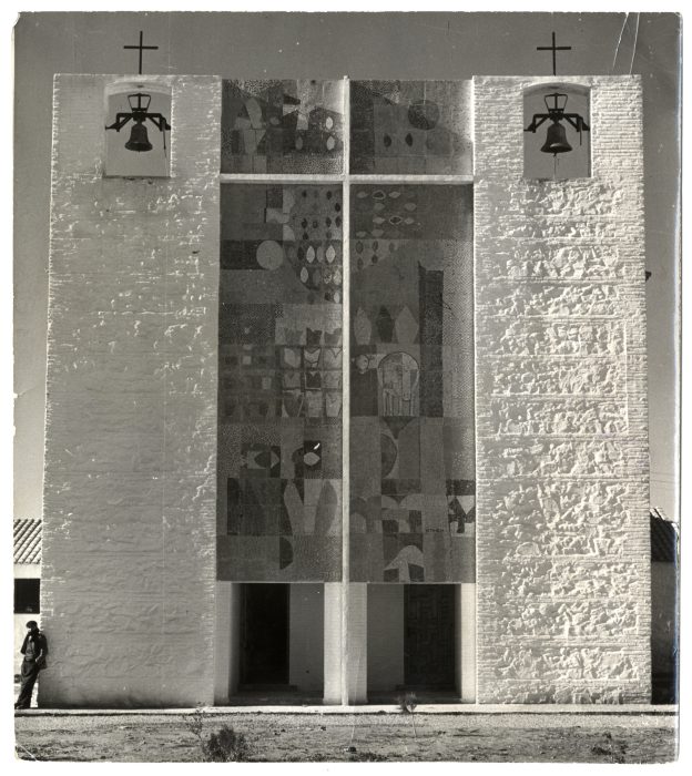 Iglesia de Villalba de Calatrava (Ciudad Real). Arquitecto: José Luis Fernández del Amo. Fotografía de Joaquín del Palacio, Kindel, ca.1956.   © Herederos de Joaquín del Palacio