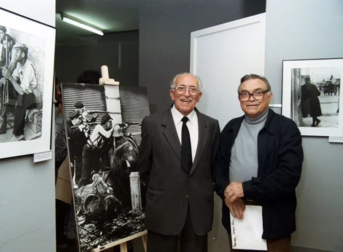Agustí Centelles y Francesc Català-Roca en la inauguración de la exposición de Centelles en la Galería Primer Plano, Primavera Fotogràfica 1984. Foto: Núria Amat